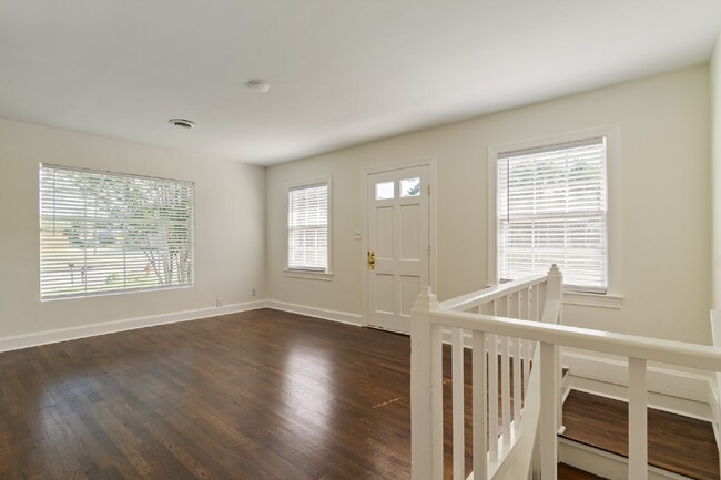 Building Photo - Freshly renovated duplex near Charlotte Av...