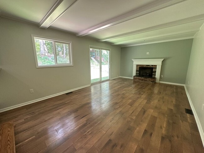 Building Photo - Large 4 bedroom ranch in Forest Hills
