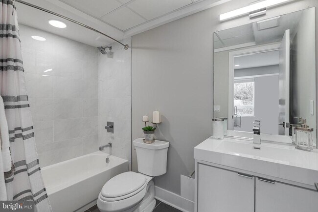 Building Photo - 1952 Bryn Mawr Ave