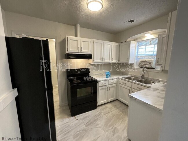 Building Photo - 2677 Larose Ave
