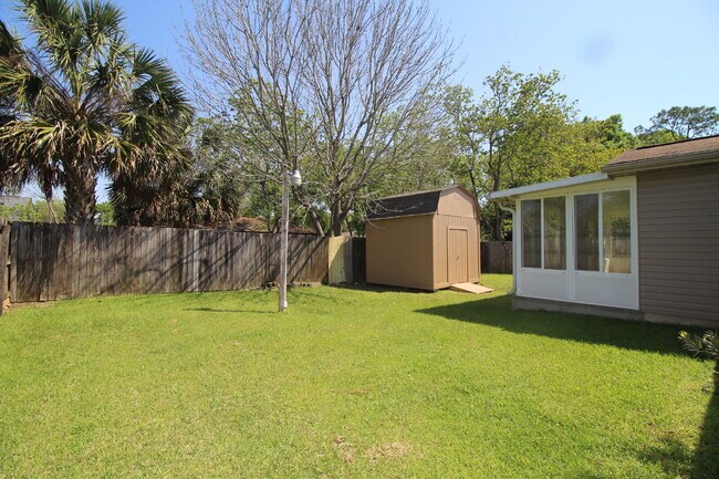 Building Photo - Great 4BR/2BA Home Near PSC Westside & NAS...