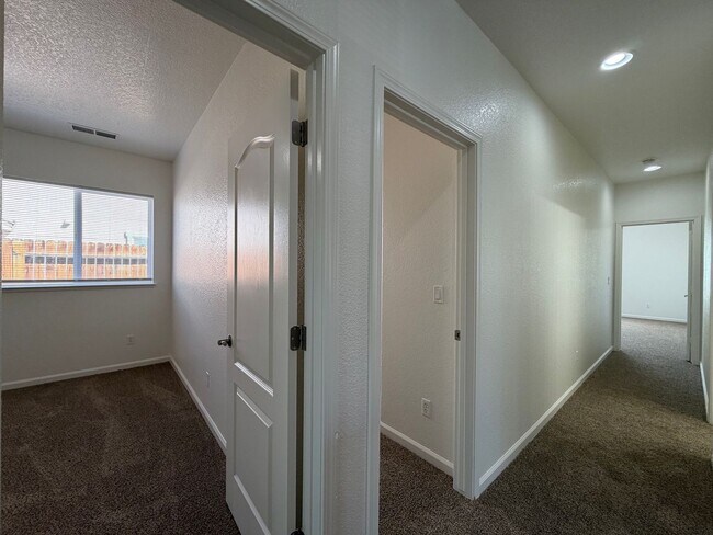 Building Photo - 1719 Short Oak Ct
