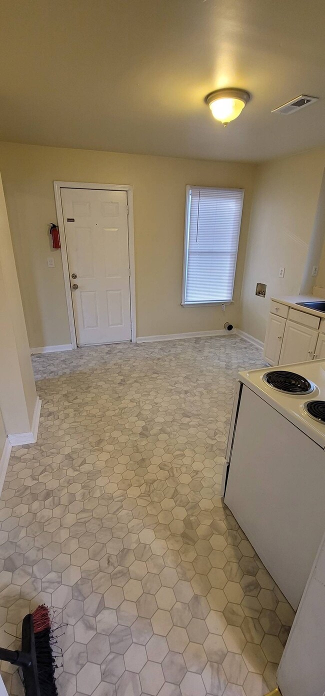 Building Photo - 106 Taylor St