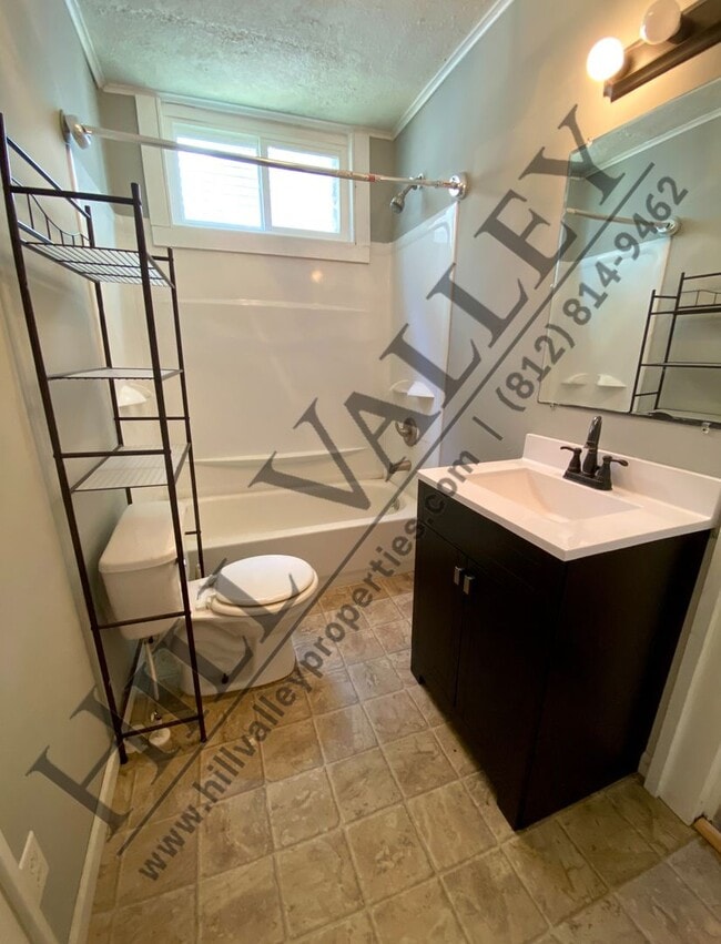 Building Photo - Three Bedroom House