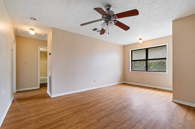 Building Photo - "Spacious 2-Bed, 2-Bath Oasis in the Heart...