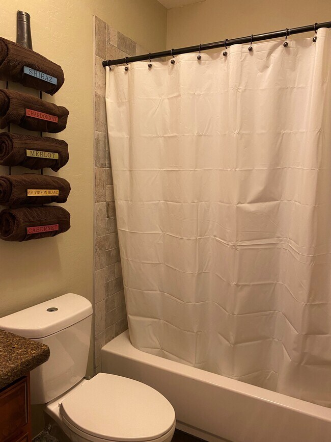 Building Photo - 826 Hemlock Ave