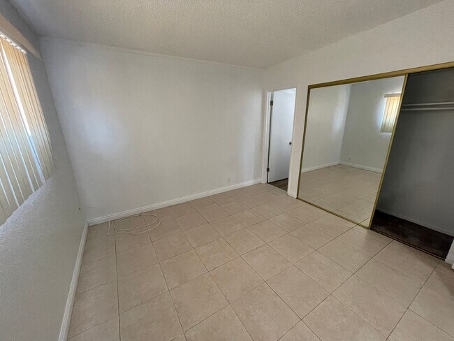 Building Photo - Classic 3Bed/2Bath single story home located near Boulder Highway