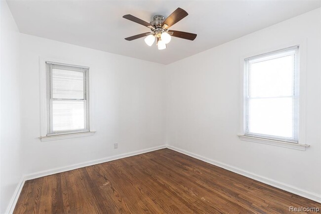 Building Photo - 613 Riverbank St
