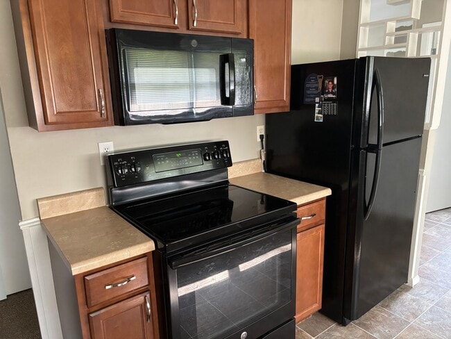 Building Photo - 3 Bedroom, 1 Bathroom Rolling Acres Home F...