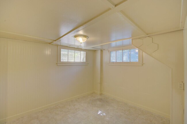 Building Photo - 2257 S Franklin St