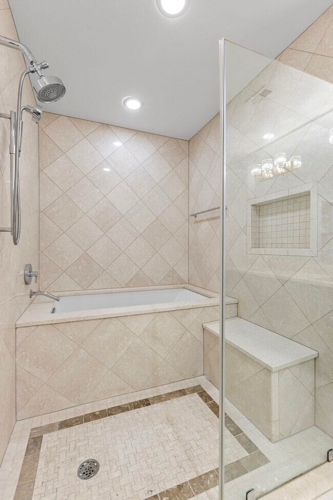 Building Photo - 250 Henley Pl
