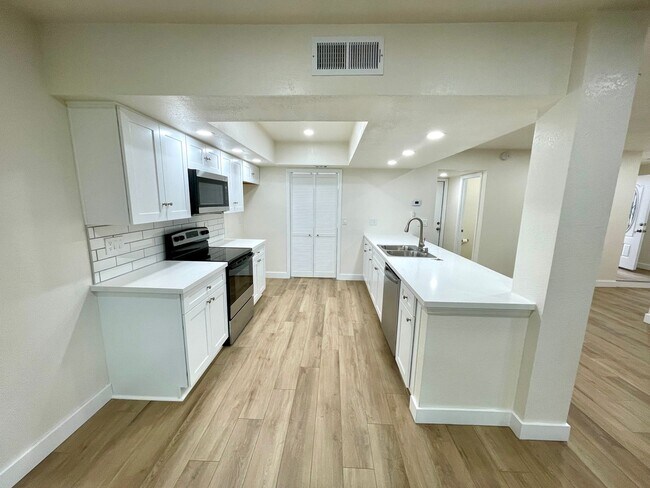 Building Photo - Gorgeous 2-Story Home with Golf Course Views and Modern Amenities!