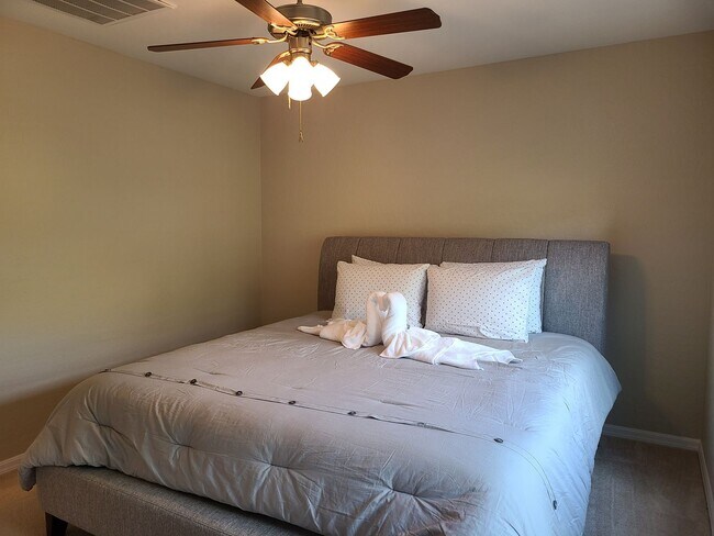 Building Photo - Fully Furnished 3 Bedrooms 2 Car Garage with Community Pool & Spa