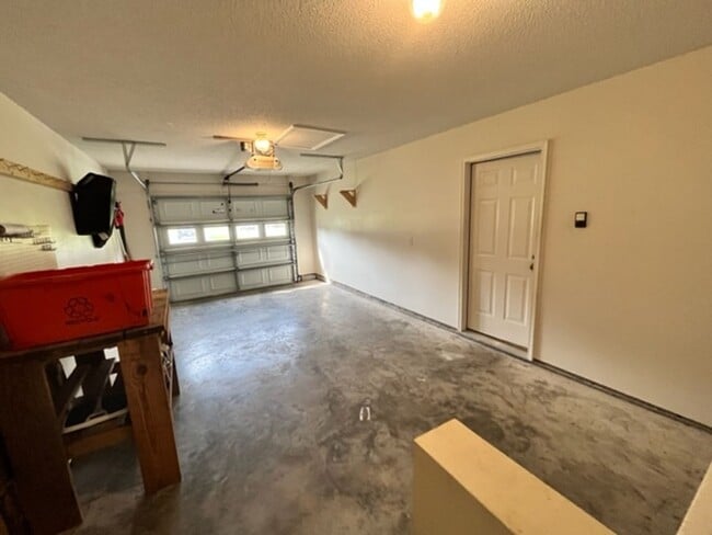 Building Photo - Three Bedroom in WILLOW RUN!