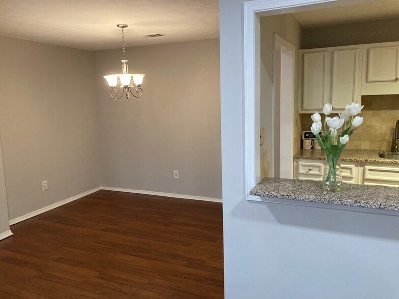 Dinning area - 1405 Vicksburg Plz