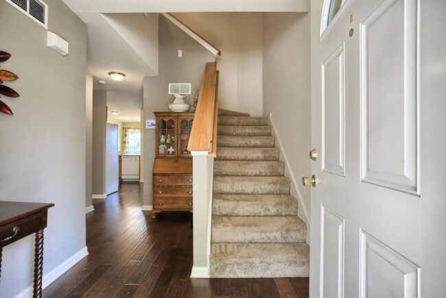 Building Photo - 3 Bedroom 3.5 Bath Townhome - Available Au...