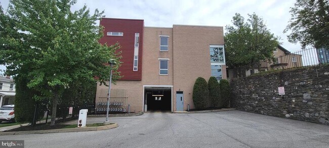 Building Photo - 75 Maple St