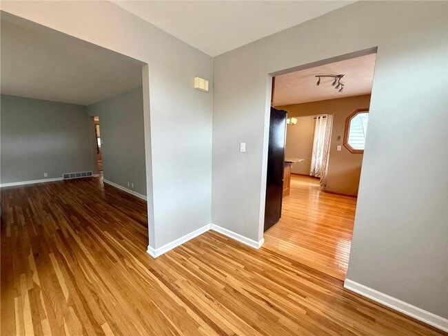 Building Photo - 225 Sunrise Blvd