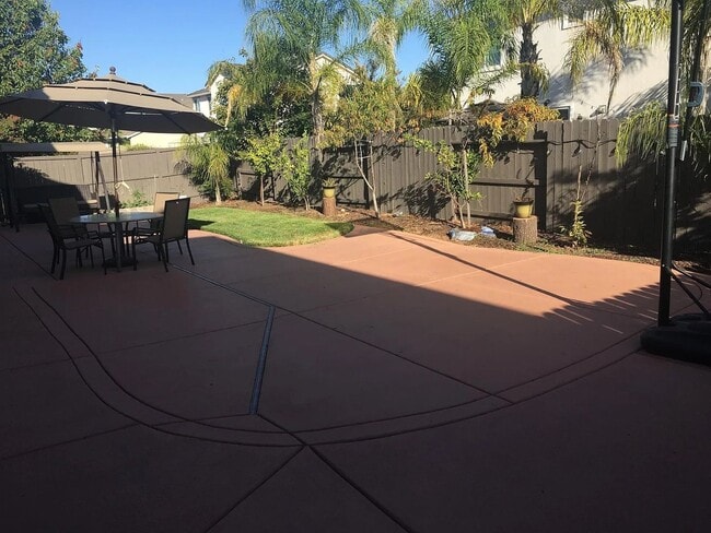 Building Photo - Clean 2000 sqft. 3 Bedroom 2 Bathroom Anatolia Home for Lease.