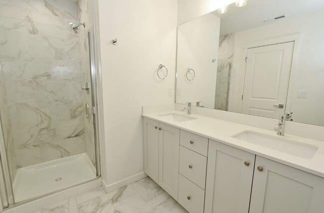 Building Photo - Immaculate Townhouse w/2-Car Garage