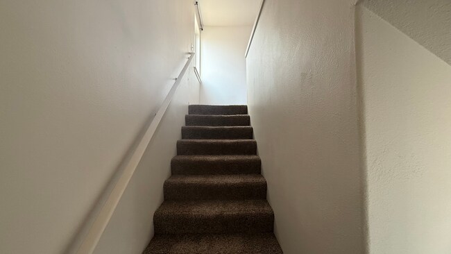 Building Photo - Spacious Strawberry Heights Duplex for Rent