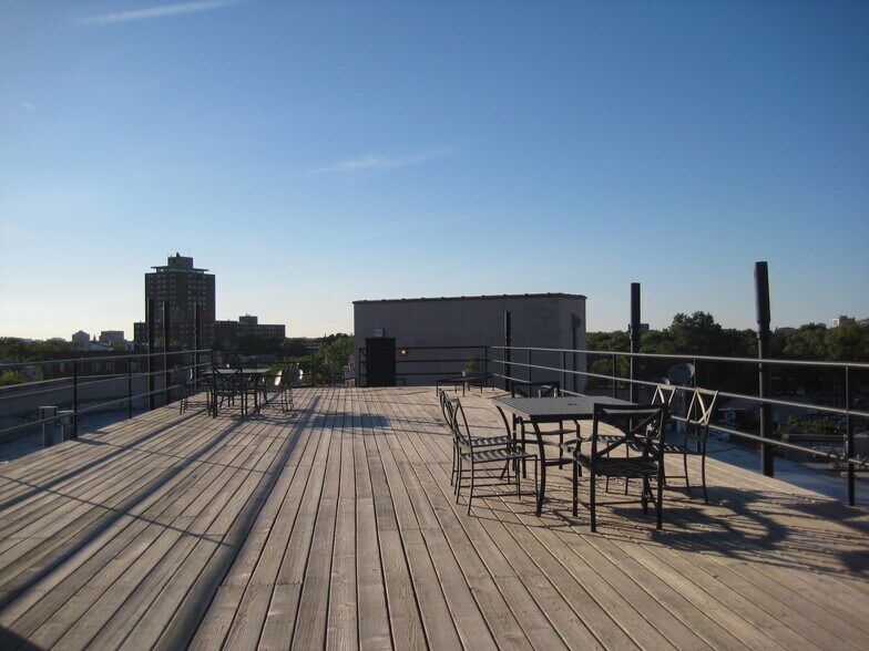 Building Photo - 3755 N Racine Ave