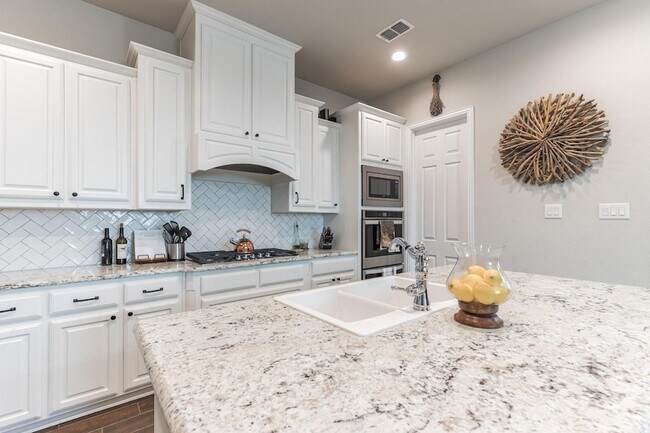 Building Photo - 14800 Belclaire Ave