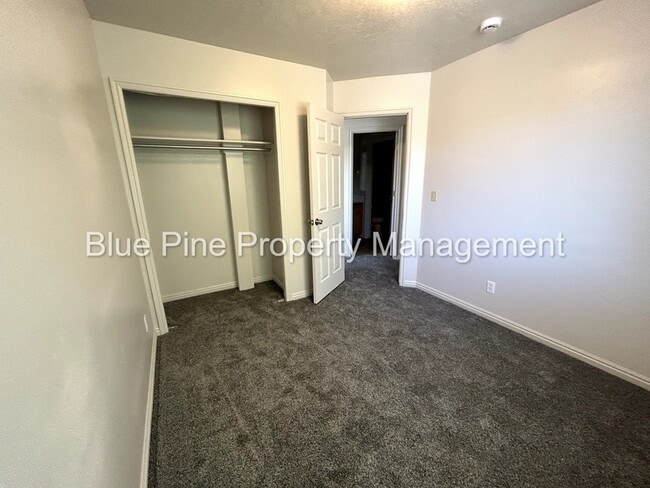 Building Photo - 648 E Poplar St