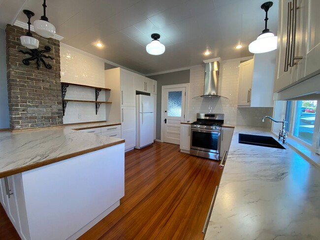 Building Photo - Luxuriously renovated two bedroom home for...