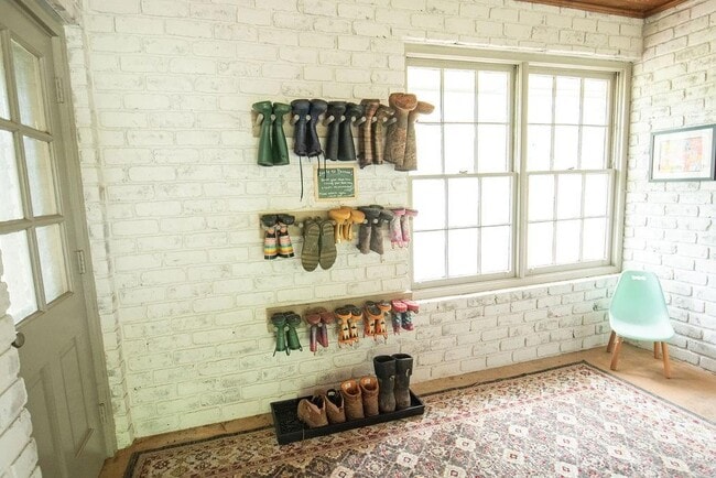 Building Photo - 728 S McCollum Dr