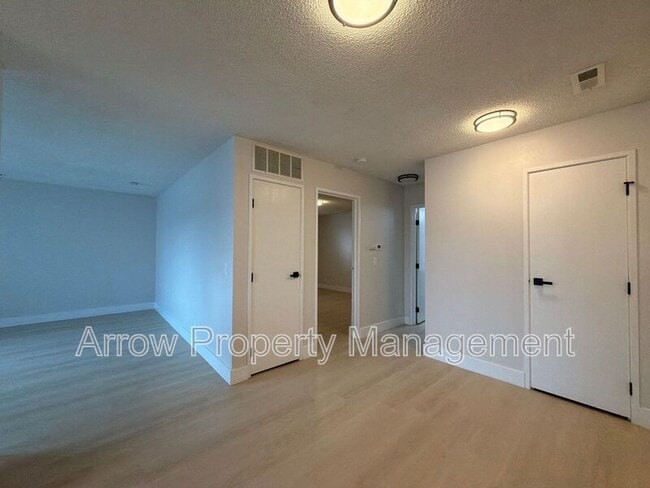Building Photo - 515 W Saunders Ave