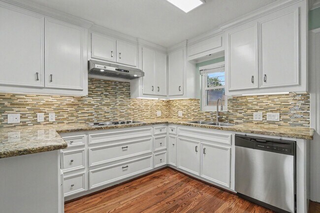 Building Photo - 2805 Rosewood St