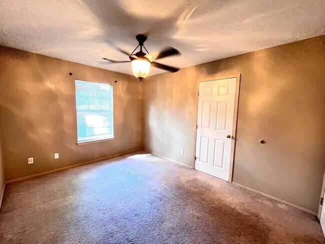 Building Photo - 884 N Daisy Ln