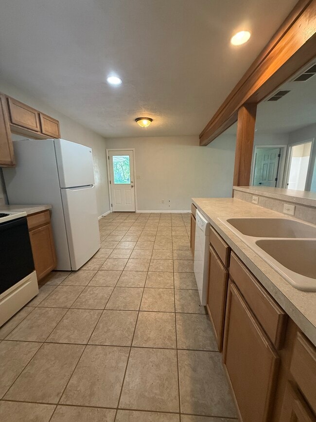 Building Photo - 527 W Harper St