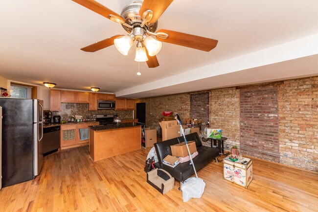 Building Photo - 1535 W Leland Ave