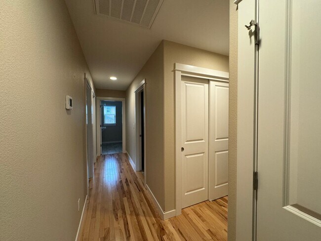 Building Photo - Well maintained, updated 3 bedroom home in quiet neighborhood