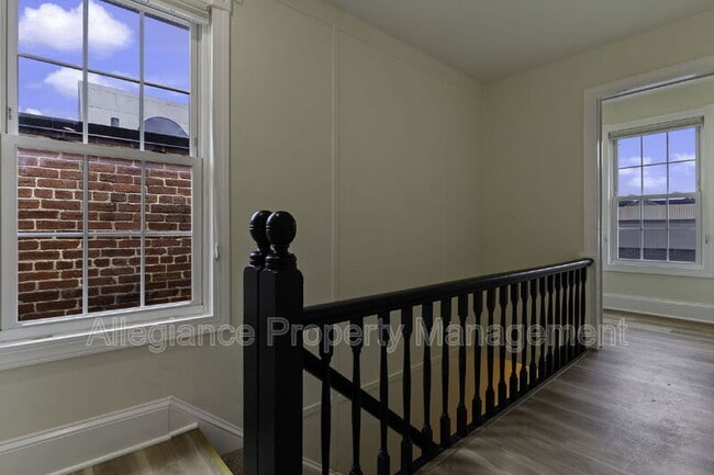 Building Photo - 1506 B Mt Vernon Ave