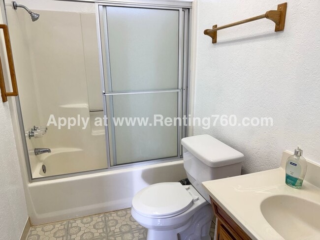 Building Photo - Spacious and Clean 2 bed Home In Joshua Tree