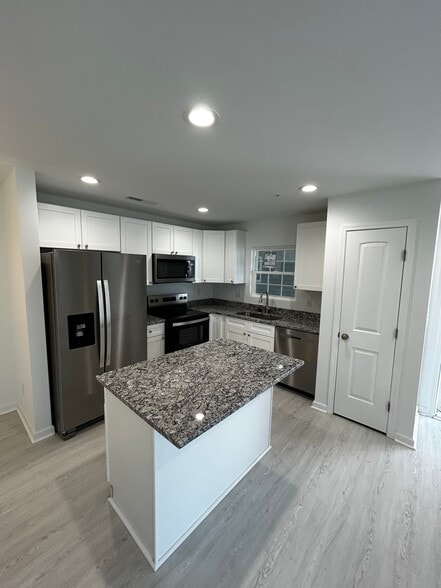 Building Photo - 171 Charter Dr