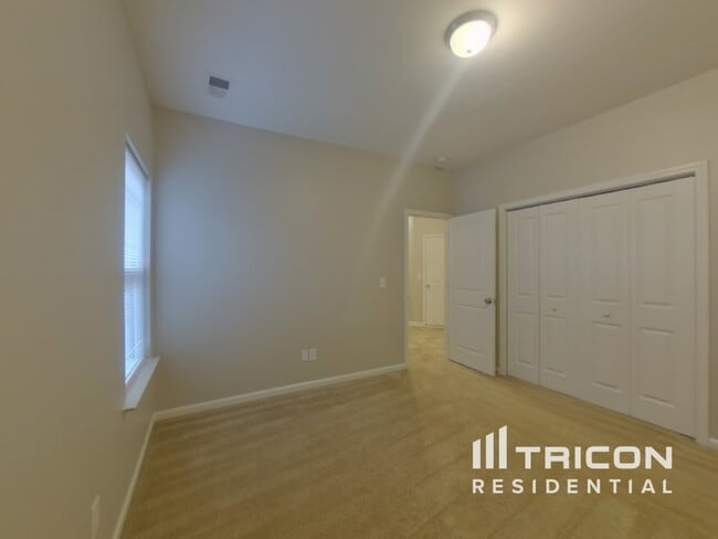 Building Photo - 446 Whispering Oak Cir