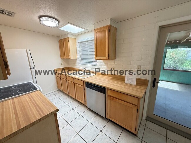 Building Photo - Eastside 3 Bedroom 2 Bath