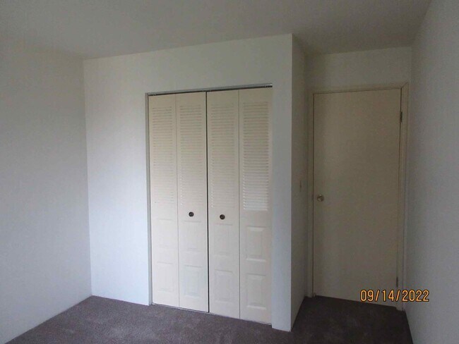 Building Photo - Available October 2025 Remodeled 2 Bedroom...