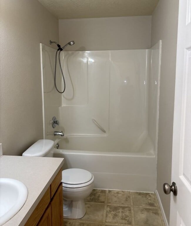 Building Photo - 3Bd/2Ba Single Story Home - Available to V...