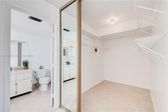 Building Photo - 2205 S Cypress Bend Dr