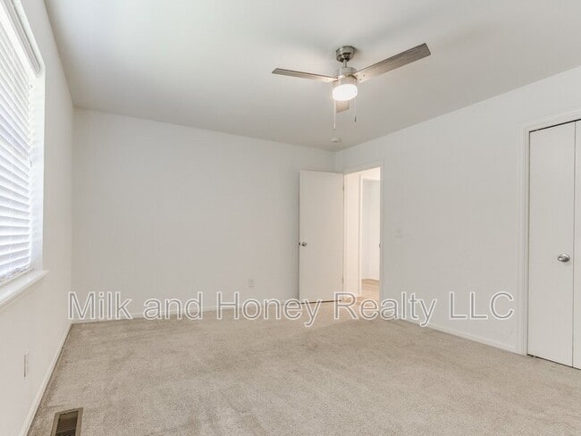 Building Photo - 3004 Kent Dr