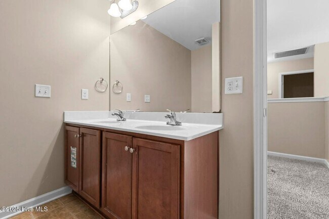 Building Photo - 4 Bedroom Home In Carolina Plantation!