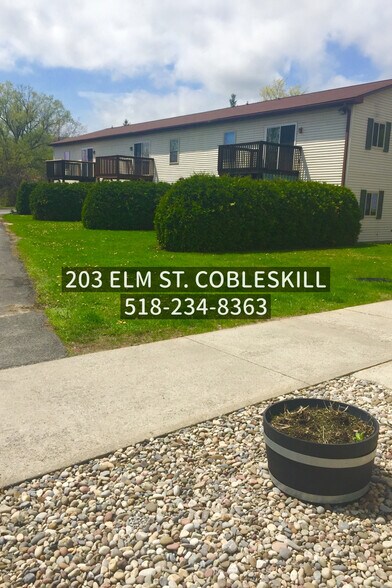 Building Photo - 203 Elm St