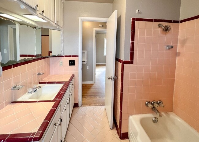 Building Photo - Charming Home Near 15th & Boulevard