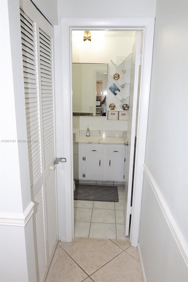 Building Photo - 1569 Shaker Cir