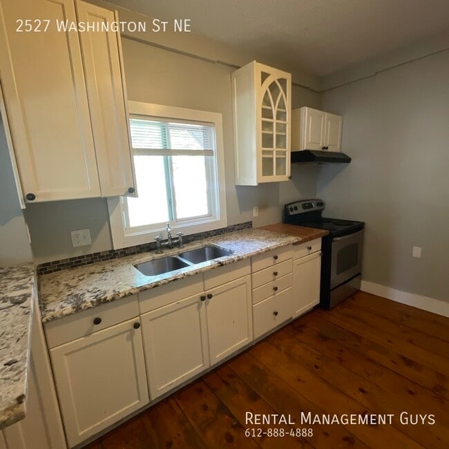 Building Photo - 4 Bedroom Home! Updated Kitchen and Office!